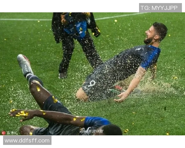 足球明星们欢聚一堂尽情滑草庆祝胜利时刻的精彩瞬间